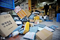 快遞小哥不經同意把生鮮食品放快遞柜，發(fā)霉發(fā)